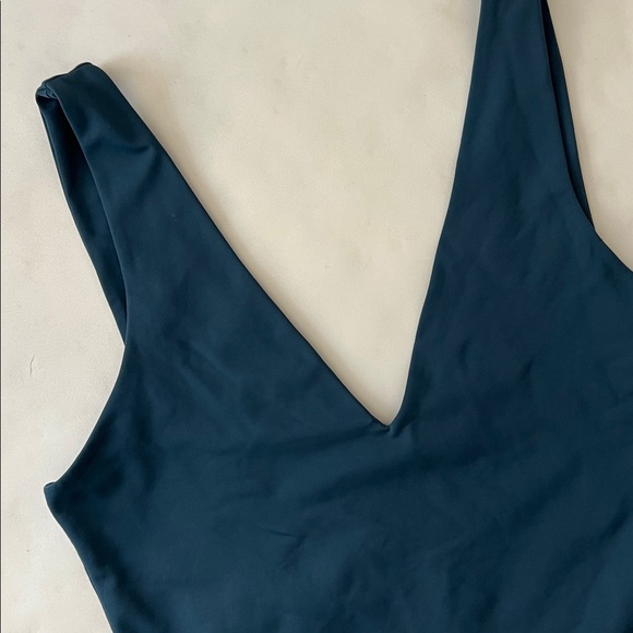 Babaton x Aritzia Contour V Neck Tank Top Blue Size Large - Picture 4 of 7